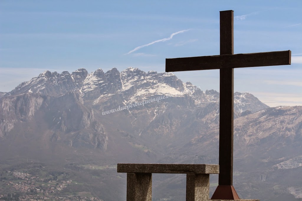 La Piana di San Tomaso: un'escursione tra massi erratici, cassotti e viste mozzafiato 2 il Ressegone dalla piana di San Tomaso
