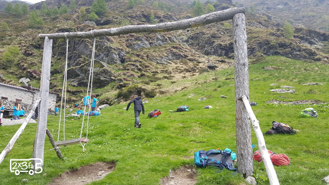 Trekking con bambini in Lombardia. Giocare sull'altalena all'alpe come Heidi 12 Trekking con bambini in Lombardia