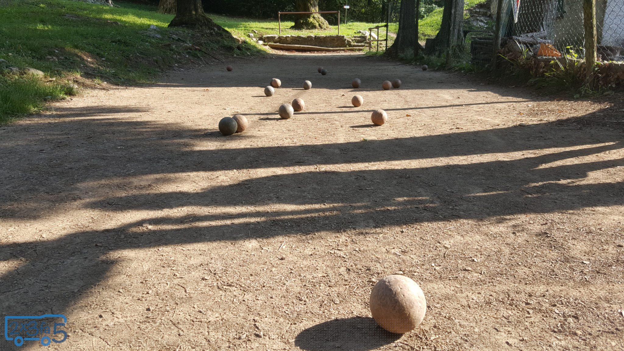 Gioco bocce Rifugio Camposecco Trekking di un'ora in Lombardia