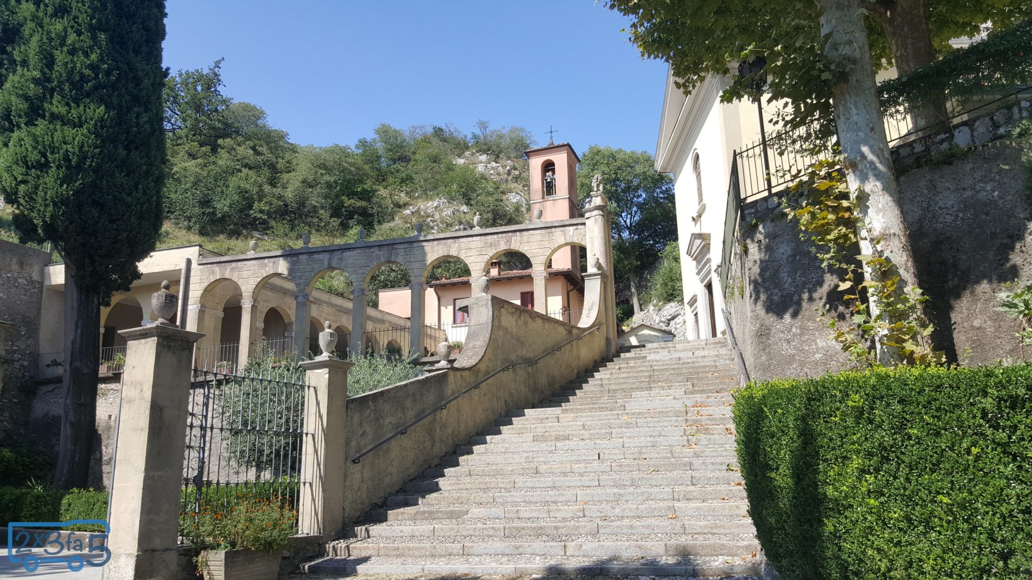 Scalinata Santuario di San Girolamo Trekking di un'ora in Lombardia