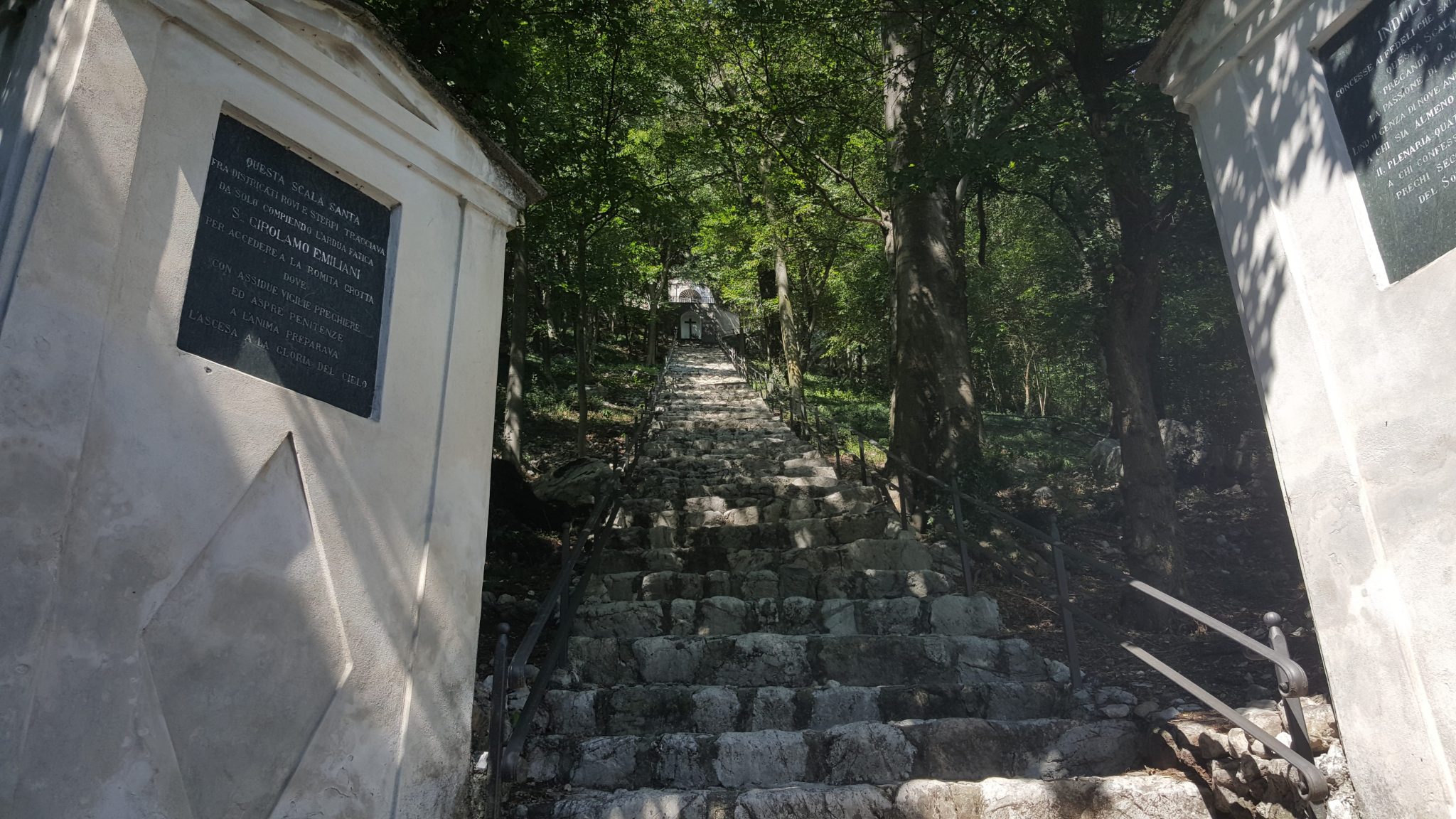 Scala Santa San Girolamo Trekking di un'ora in Lombardia