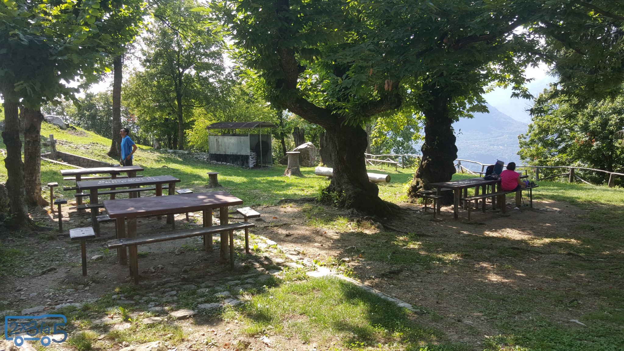 Tavoli esterni Rifugio Camposecco Trekking di un'ora in Lombardia