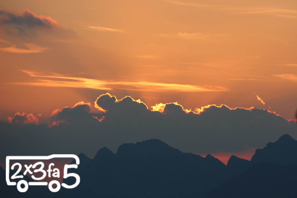 Tramonto di montagna Dormire in un rifugio di montagna