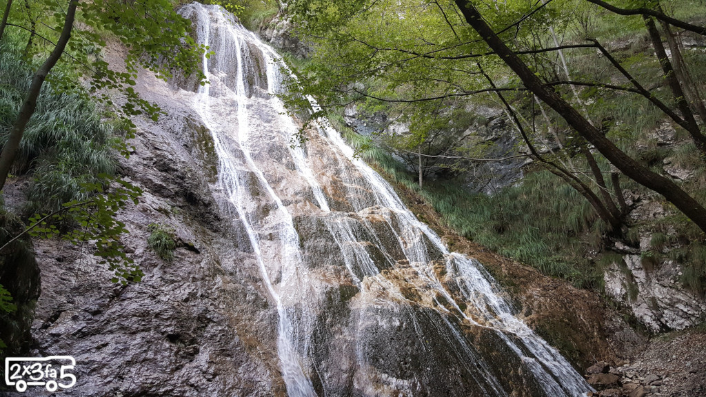 Cascata sentiero del fiume Mandello Sentiero del Fiume Alpe di Era