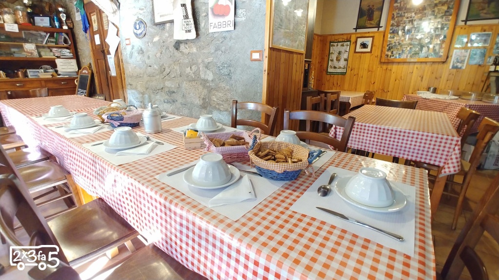 Osteria Alpina Codera Sala Pranzo Trekking con bambini in Lombardia