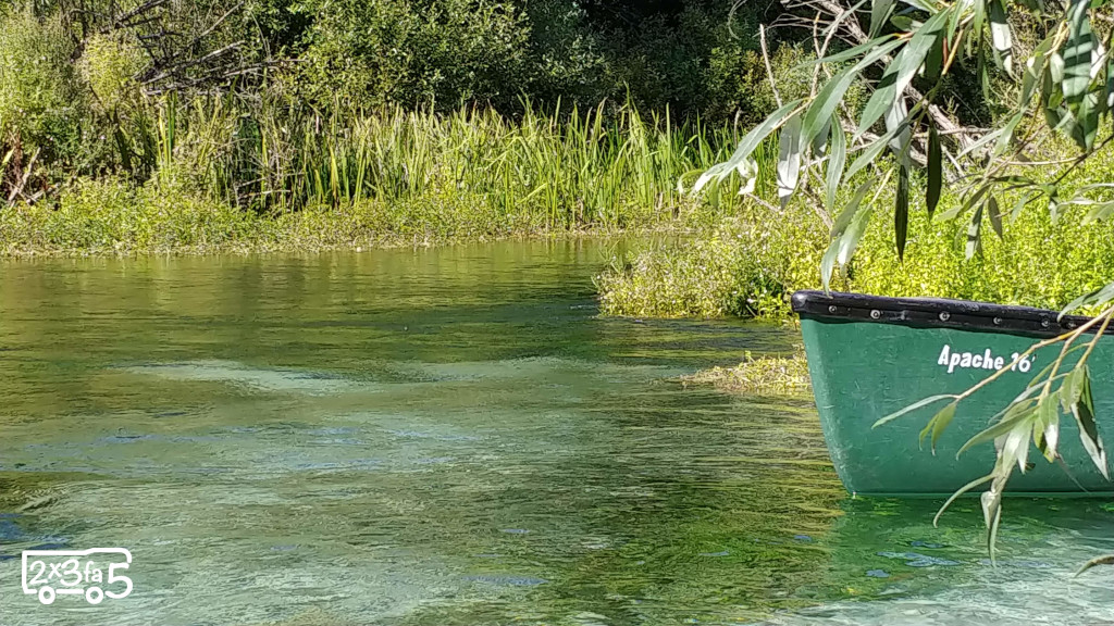 In canoa con bambini sul Fiume Tirino