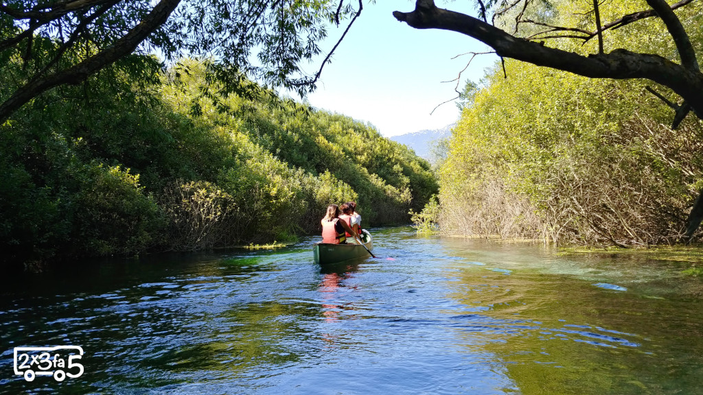 In canoa sul Fiume Tirino con bambini