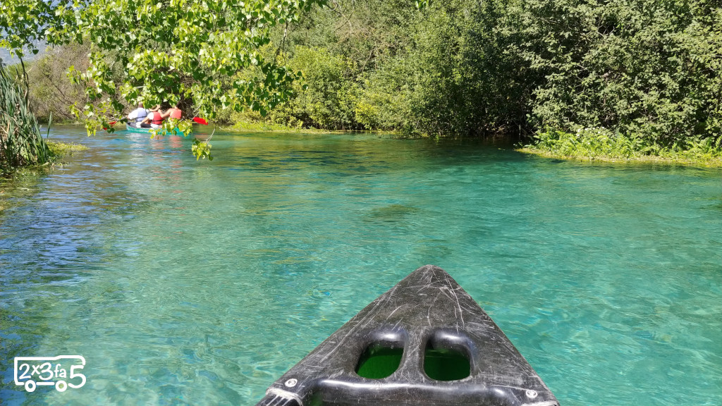 In canoa sul Fiume Tirino con bambini