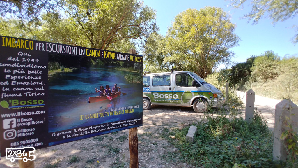 In canoa sul Fiume Tirino con bambini