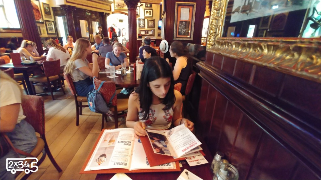Hard rock Cafè Roma Roma con adolescenti