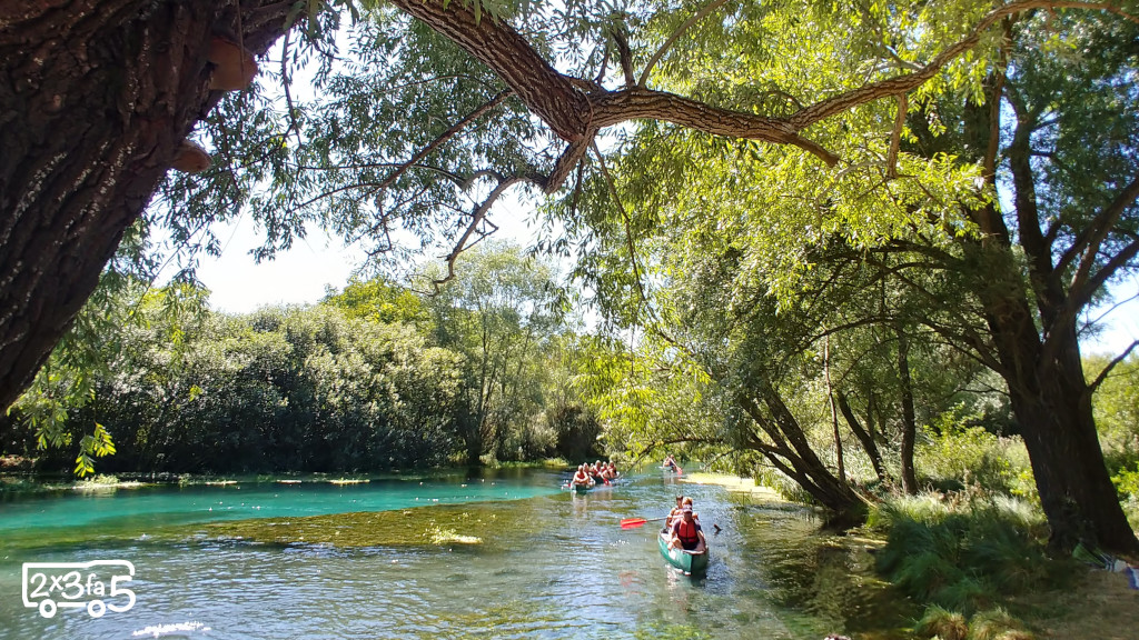 In canoa sul Fiume Tirino con bambini