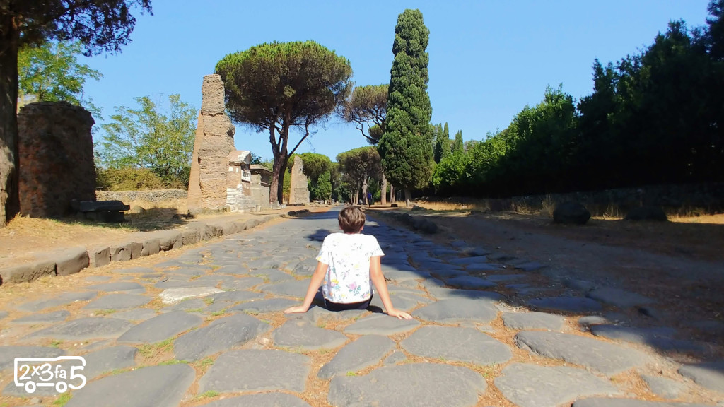 Via Appia Antica Roma con adolescenti