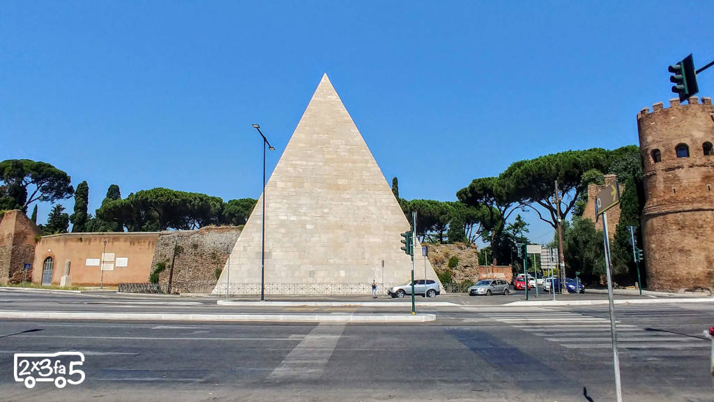 Piramide di Roma Roma con adolescenti
