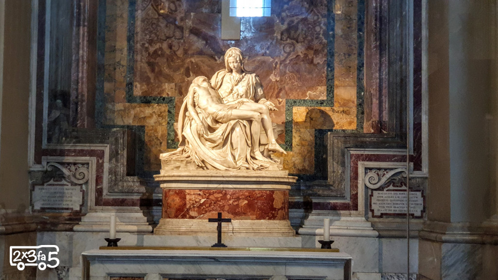 La Pietà Vaticano Roma con adolescenti