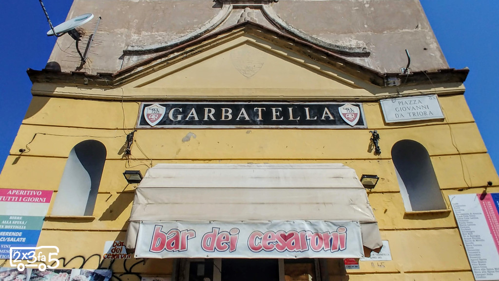 Bar dei Cesaroni Garbatella Roma con adolescenti