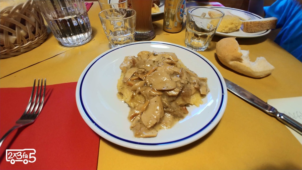 Polenta e funghi al Rifugio Curò Rifugio Curò con bambini