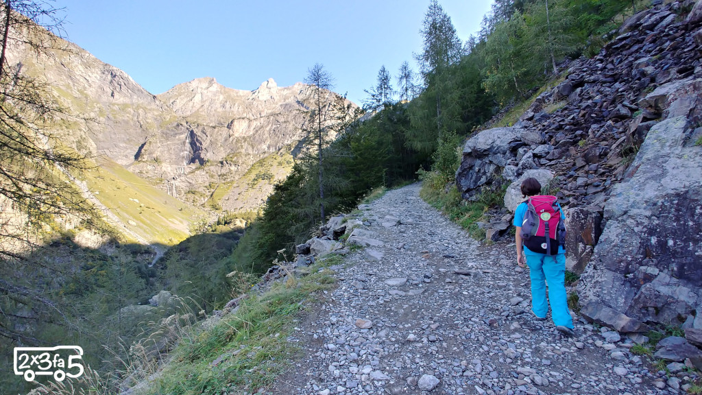 Sentiero verso il rifugio Curò Rifugio Curò con bambini