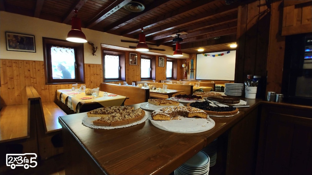 Sala da pranzo rifugio Curò Rifugio Curò con bambini