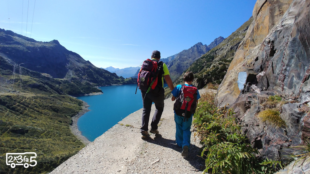 Sentiero Rifugio Curò verso il Rifugio Barbellino Rifugio Curò con bambini