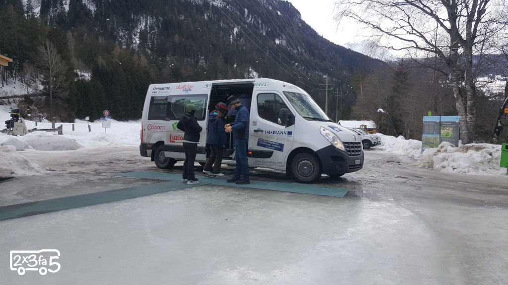 Pattinare sul ghiaccio in una pista nel bosco