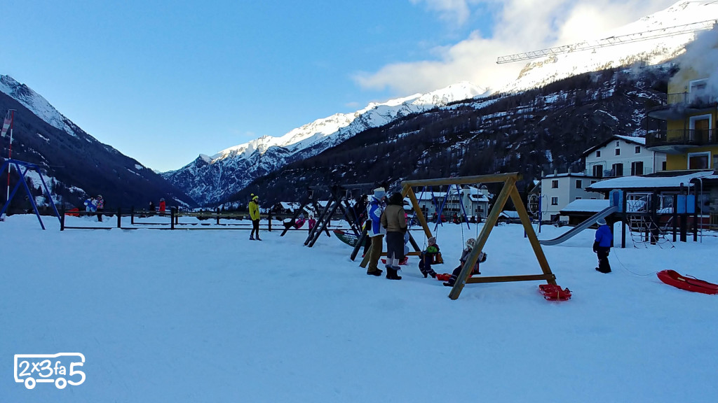 Prato di Sant'orso giochi bambini Cogne Cogne in camper in inverno