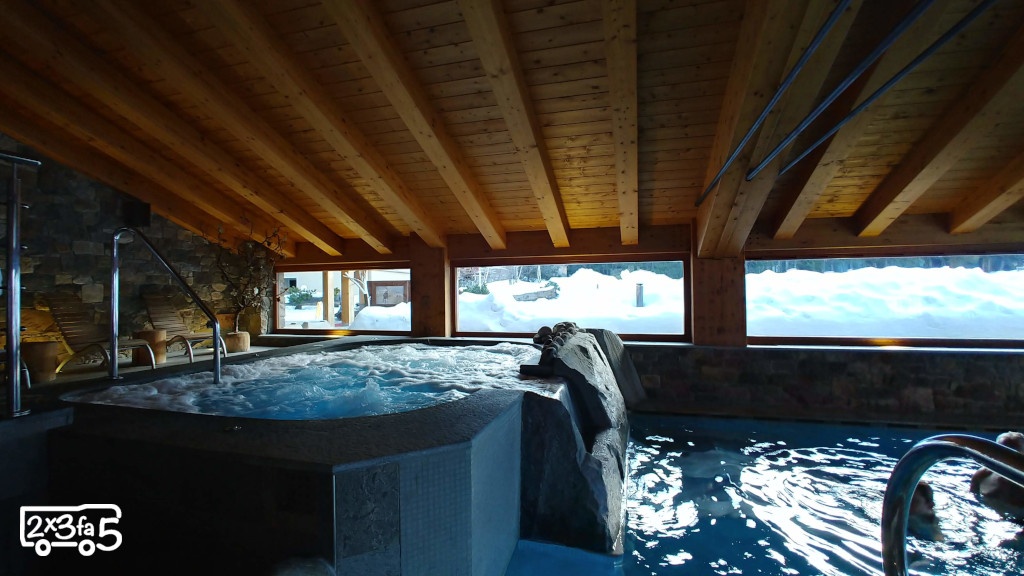 Jacuzzi della Spa le Bois a Cogne Cogne in camper in inverno