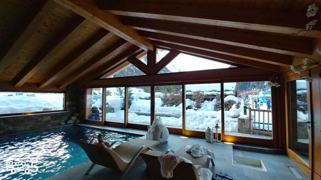 piscina interna della Spa le Bois Cogne Cogne in camper in inverno