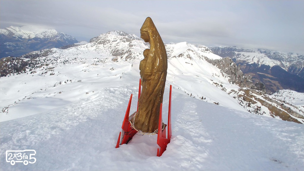 Cima di Piazzo Madonnina Salire sulla Sodadura in inverno