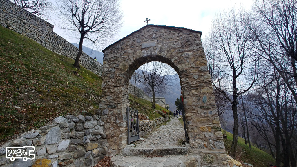 Abbazia San Pietro al Monte Trekking facile in Lombardia
