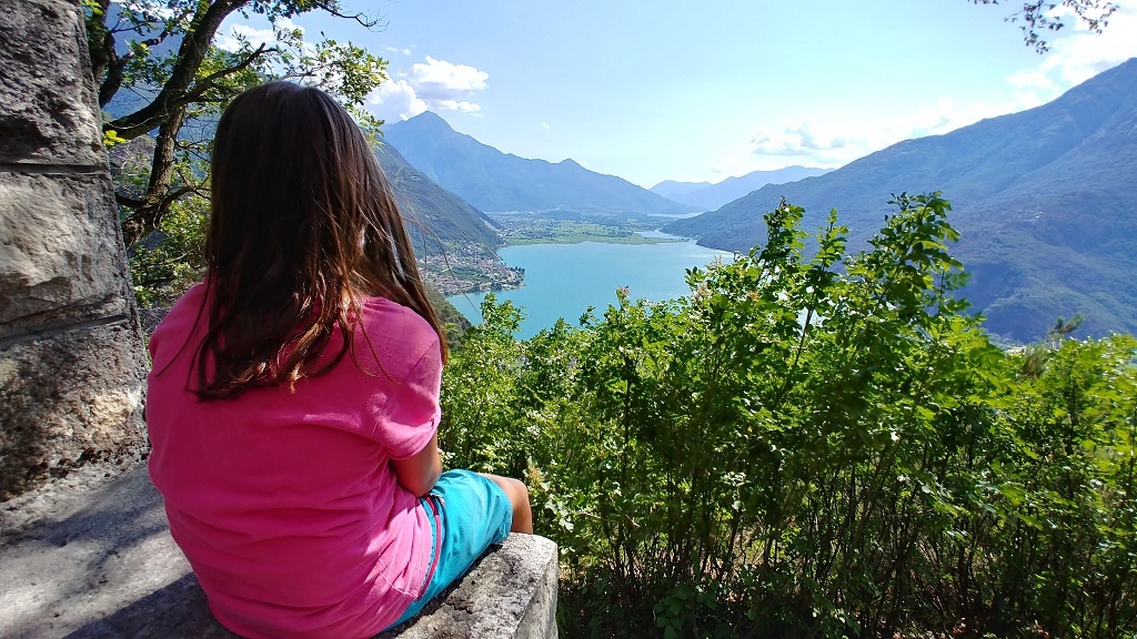 Panorama sul lago con bambino Slow Lake Como