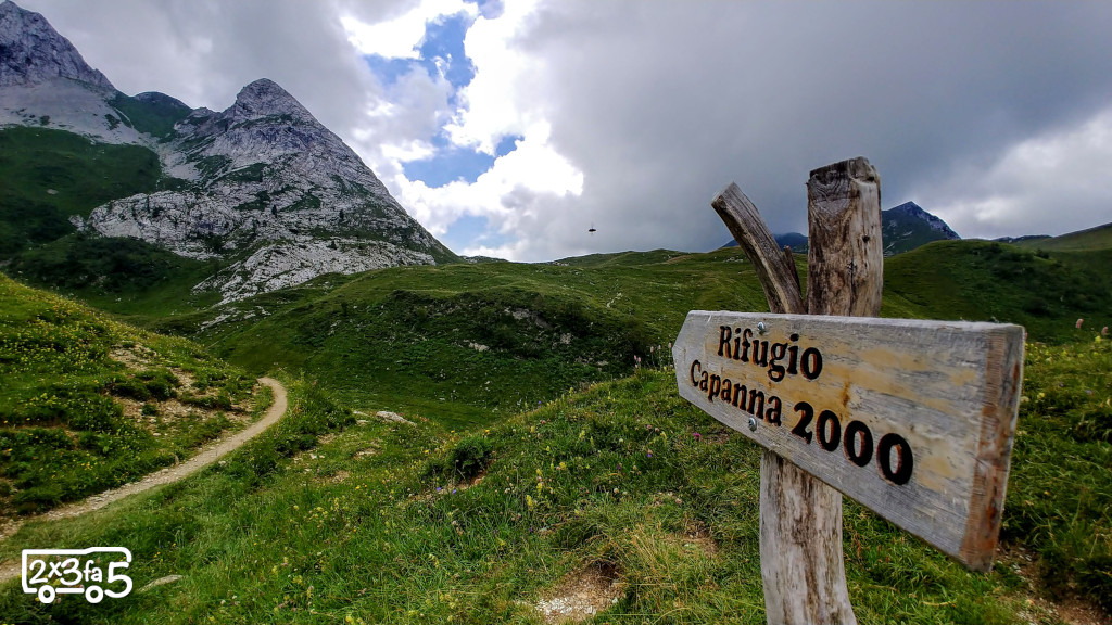 Trekking ad un lago alpino indicazioni capanna 2000 rifugio Trekking ad un lago alpino