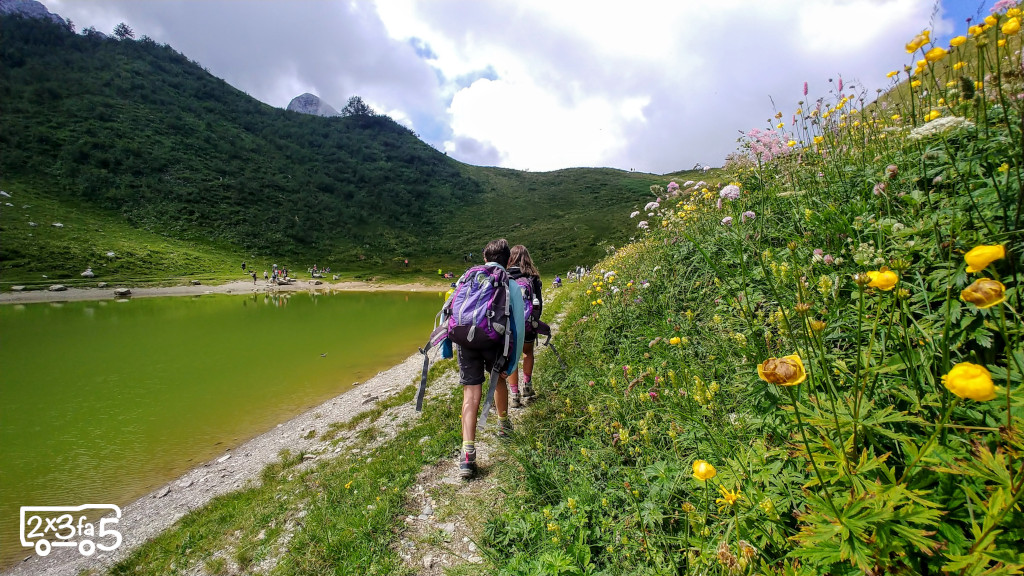 Trekking ad un lago alpino Lago Branchino bambini Trekking ad un lago alpino