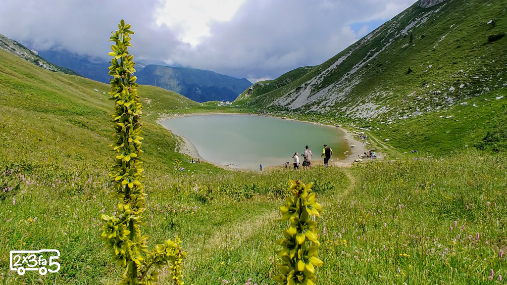 Trekking ad un lago alpino Lago Branchino Trekking ad un lago alpino