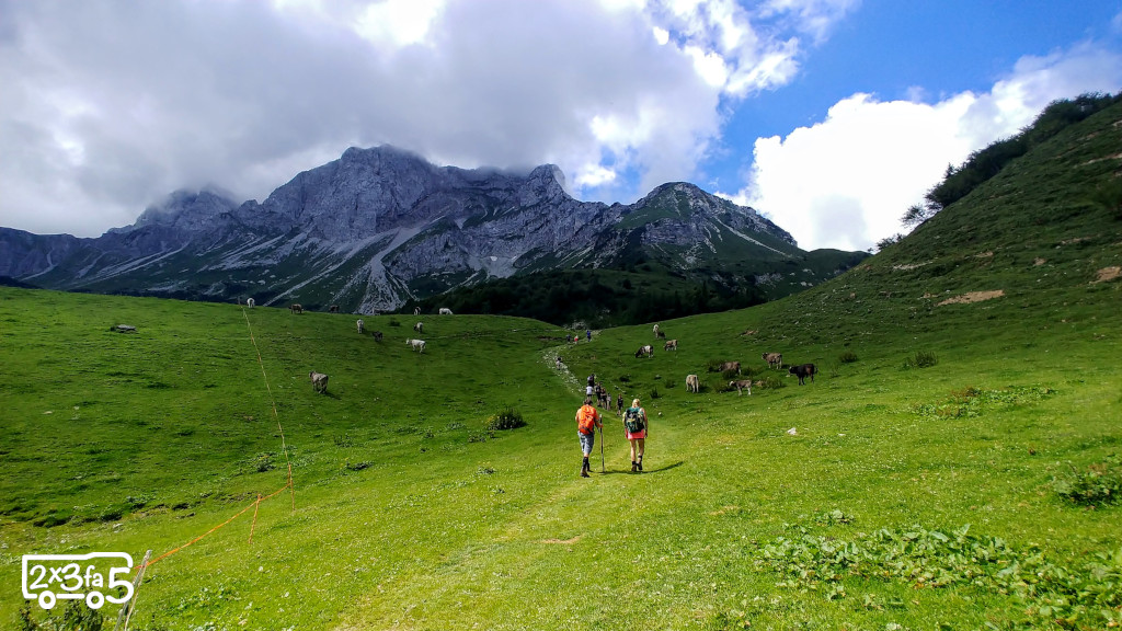 Trekking ad un lago alpino Lago Branchino sentiero Trekking ad un lago alpino