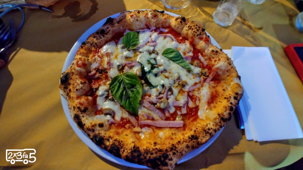 Pizza Napoletana col cornicione Cosa fare a Napoli con i bambini