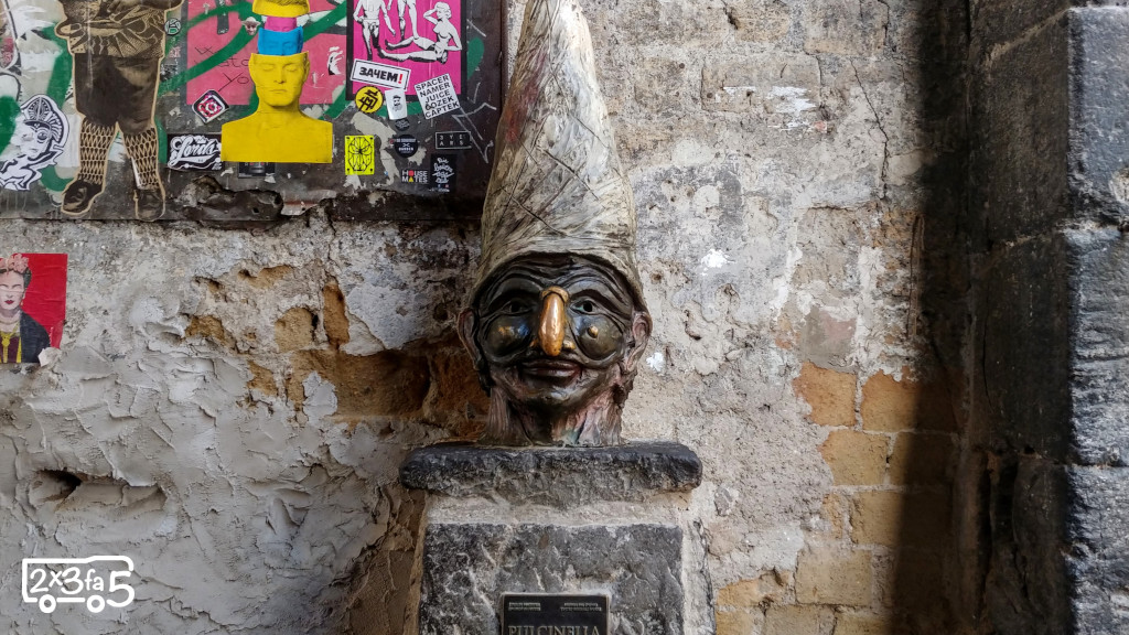 Scultura Pulcinella Napoli Cosa fare a Napoli con i bambini