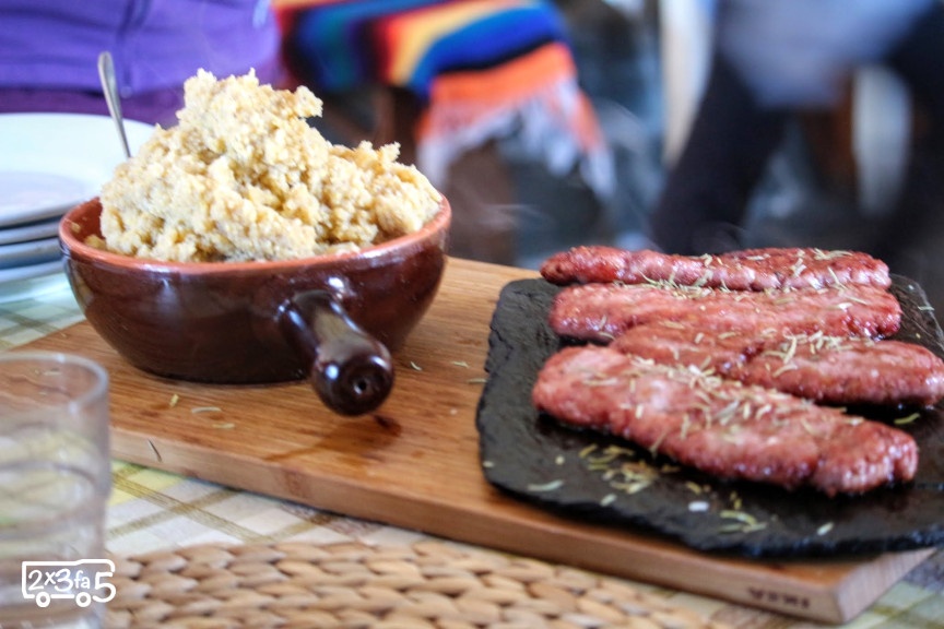 Polenta e salamella menù montagna Mangiare in rifugio di montagna