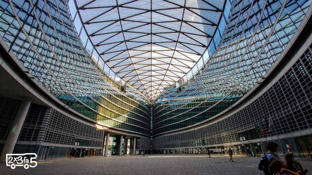 Palazzo Regione Cortile interno Milano con Bambini
