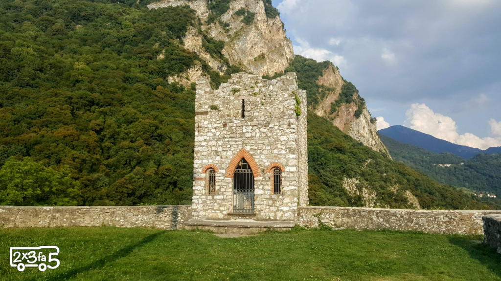 Castello dell'Innominato con bambini