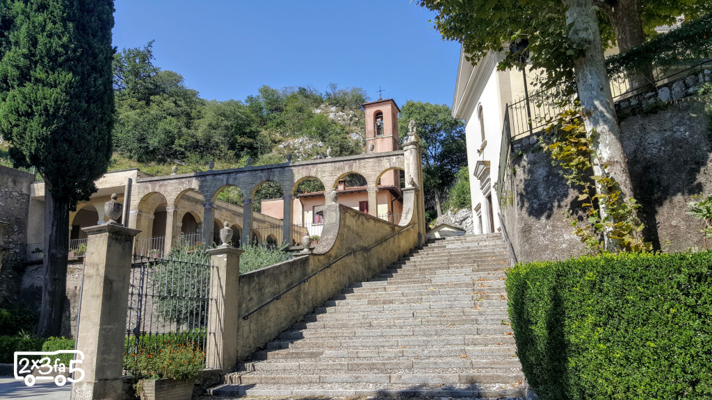 Castello dell'Innominato con bambini