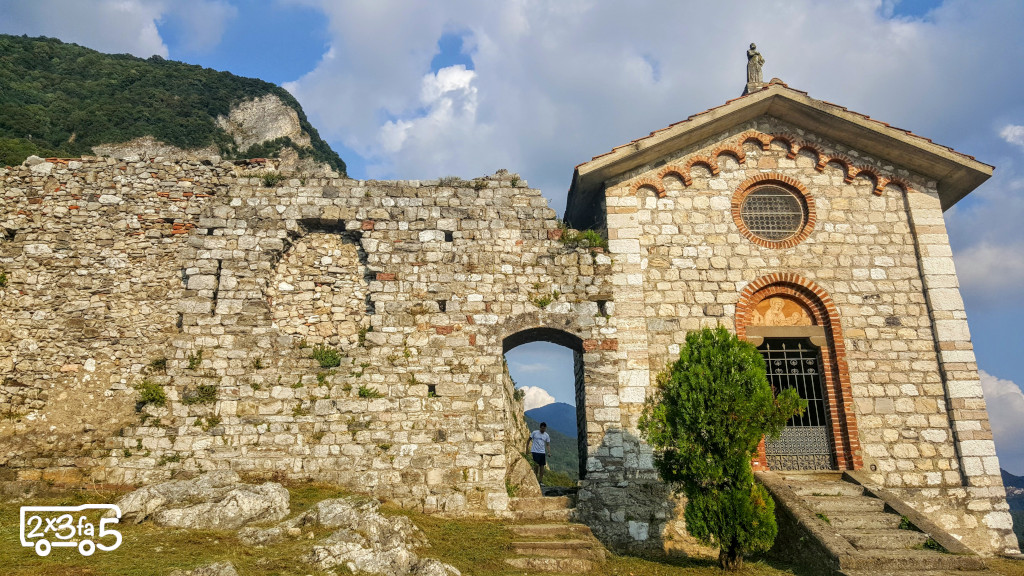 Castello dell'Innominato con bambini